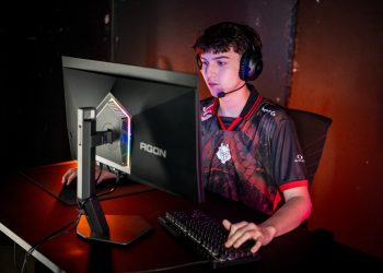 Monitor AOC AGON PRO AG276QKD2 em secretária de gaming