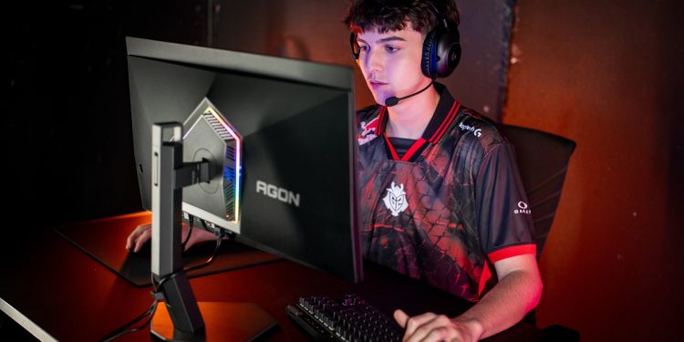 AOC AGON PRO AG276QKD2: gaming sem restrições 1 Monitor AOC AGON PRO AG276QKD2 em secretária de gaming