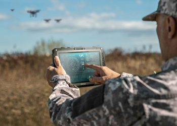 Tablet robusto Getac UX10 de última geração em uso no terreno