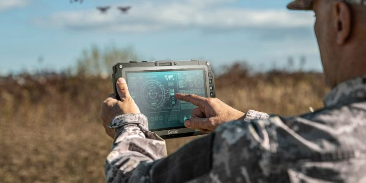 Tablet robusto Getac UX10 de última geração em uso no terreno