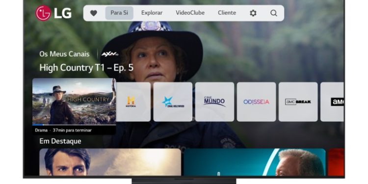 LG e MEO lançam TV sem box em Portugal 1 Uma Smart TV LG OLED moderna numa sala minimalista, a exibir a interface da aplicação MEO TV integrada, sem box ou cabos visíveis.