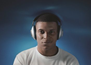 Auscultadores Loewe leo com IA, cancelamento de ruído adaptativo e design premium