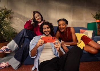 Smartphones Motorola edge 60 neo, moto g06 e g06 power ao lado da Brilliant Collection com cristais Swarovski