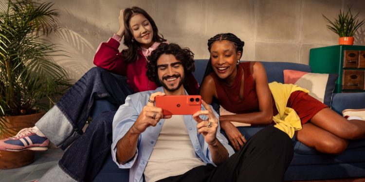 Motorola edge 60 neo e moto g06 na IFA 2025 1 Smartphones Motorola edge 60 neo, moto g06 e g06 power ao lado da Brilliant Collection com cristais Swarovski