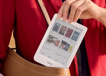 Kobo Clara Colour branco com ecrã E Ink Kaleido 3 de 6''”; “Interface de sublinhados a cores no Kobo Clara Colour”; “Capa SleepCover ecológica no Kobo Clara Colour branco”; “Leitor a ouvir audiolivro Kobo via Bluetooth no Clara Colour