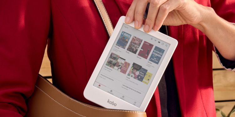 Kobo Clara Colour branco com ecrã E Ink Kaleido 3 de 6''”; “Interface de sublinhados a cores no Kobo Clara Colour”; “Capa SleepCover ecológica no Kobo Clara Colour branco”; “Leitor a ouvir audiolivro Kobo via Bluetooth no Clara Colour