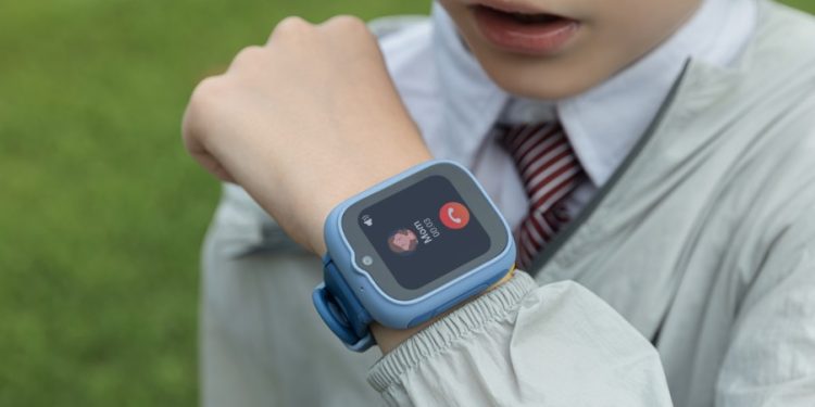 TCL MOVETIME MT48 Kids Watch em versão colorida com chamadas 4G, GPS e design resistente à água