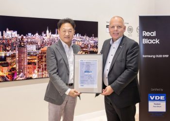 Samsung OLED S95F 2025 com certificação VDE Real Black; tecnologia Glare-Free 2.0 em sala iluminada; gaming em Samsung OLED 2025.