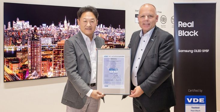 Samsung OLED S95F 2025 com certificação VDE Real Black; tecnologia Glare-Free 2.0 em sala iluminada; gaming em Samsung OLED 2025.