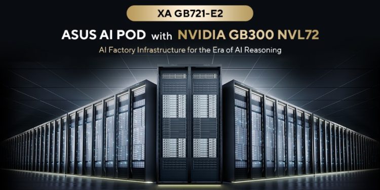 Sistema ASUS XA GB721-E2 com GPUs NVIDIA Blackwell Ultra instalado em rack de 48U com arrefecimento líquido.