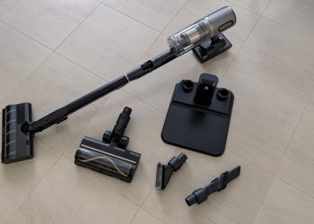 Aspirador Dreame V20 Pro com tubo dobrável, escova laser verde e design moderno sobre chão limpo
