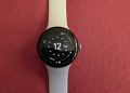 Relógio inteligente Google Pixel Watch 4 com mostrador circular e bracelete metálica sobre fundo neutro.