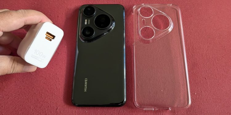 Fotografia de close-up do módulo de câmara traseira do Huawei Pura 80 Pro, destacando o design triangular e as três lentes.