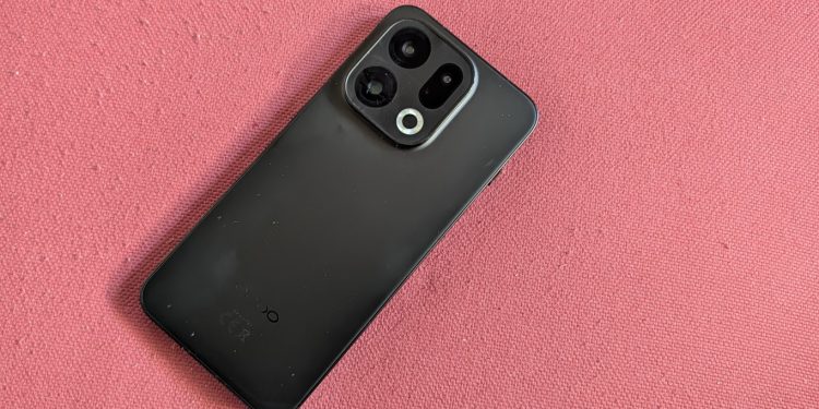 Smartphone OPPO Find X9 em detalhe, mostrando o módulo de câmaras Hasselblad e o design em alumínio curvado.