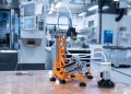 Impressora 3D GenerationOne 5-axis da Generative Machine e Aibuild, com estrutura em alumínio generativo e cinco eixos de movimento.