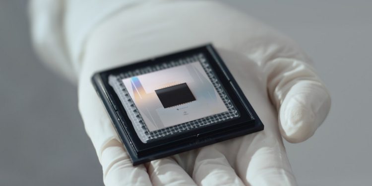 A Google Quantum AI anuncia o “Ecos Quânticos” 1 Chip quântico Willow da Google Quantum AI, responsável pelo primeiro algoritmo verificável que supera supercomputadores.