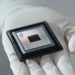 Chip quântico Willow da Google Quantum AI, responsável pelo primeiro algoritmo verificável que supera supercomputadores.