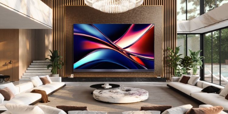 Hisense MX 136’’: cinema em casa por 100 mil euros 1 Televisor Hisense MicroLED MX 136’’ num ambiente moderno de sala de estar.