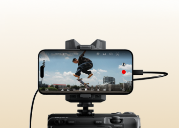 Hollyland Vcore ligado a câmara e smartphone, transformando o telemóvel num monitor 4K profissional.