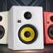 KRK Kreate 5: novos monitores em cores vibrantes 2 Monitores de estúdio KRK Kreate 5 em cores White, Latte e Scarlett.