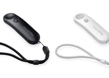 Kobo Remote preto e branco ao lado de um eReader Kobo num ambiente de leitura acolhedor.