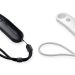 Kobo Remote preto e branco ao lado de um eReader Kobo num ambiente de leitura acolhedor.