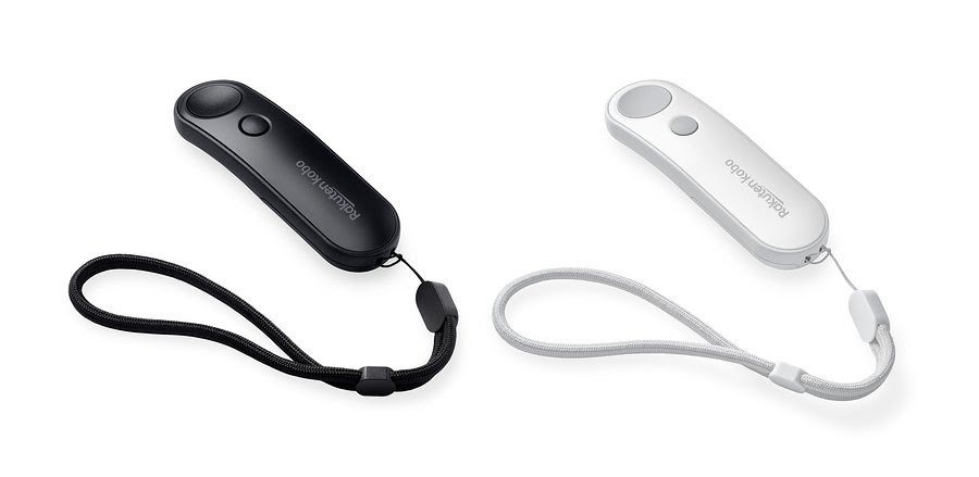 Kobo Remote preto e branco ao lado de um eReader Kobo num ambiente de leitura acolhedor.