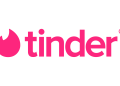 Ecrã de smartphone com o logótipo do Tinder, em fundo escuro, representando a solidão digital moderna.