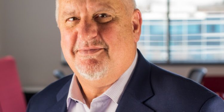 Mike Robinson, novo CEO da Mitel, em destaque