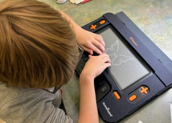 Tablet braille Monarch com gráficos táctis para escolas da Europa e Portugal