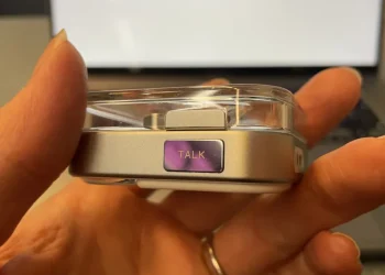 Nothing Ear (3) com Super Mic integrado no estojo de carregamento – tecnologia MEMS com redução de ruído até 95 dB