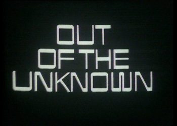 Fotograma do episódio The Machine Stops da série Out of the Unknown (BBC, 1965), que previu o isolamento digital e a dependência tecnológica.