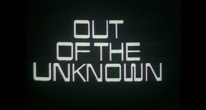 Fotograma do episódio The Machine Stops da série Out of the Unknown (BBC, 1965), que previu o isolamento digital e a dependência tecnológica.