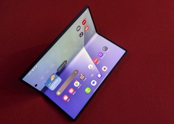 Samsung Galaxy Z Fold 7 dobrado e aberto lado a lado, mostrando o novo design ultrafino e o ecrã interno de 8 polegadas.