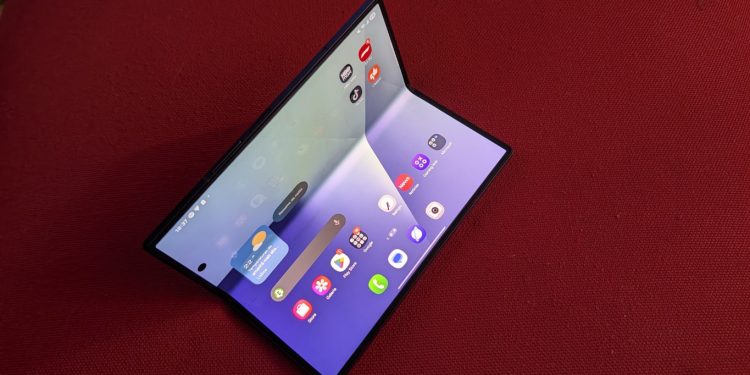 Análise Samsung Galaxy Z Fold 7: o melhor dobrável do mercado? 1 Samsung Galaxy Z Fold 7 dobrado e aberto lado a lado, mostrando o novo design ultrafino e o ecrã interno de 8 polegadas.