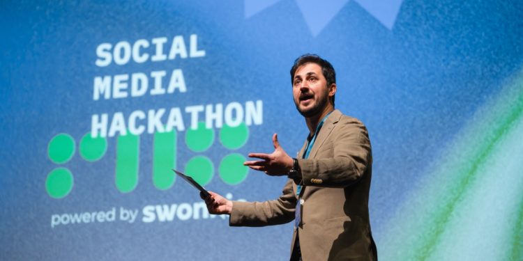 Auditório cheio no Fórum Braga durante o Social Media Hackathon