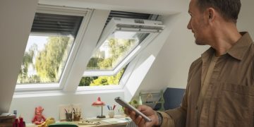 Janelas de telhado VELUX controladas por app no telemóvel