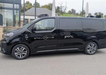 Furgão elétrico Peugeot e-Traveller adaptado como robotáxi Stellantis com tecnologia Pony.ai.