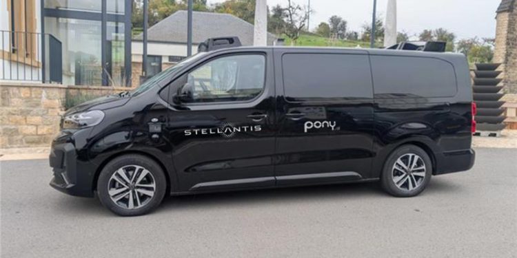 Furgão elétrico Peugeot e-Traveller adaptado como robotáxi Stellantis com tecnologia Pony.ai.