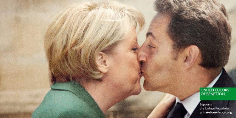 Cartaz da campanha UNHATE da Benetton com dois líderes mundiais a beijarem-se, mensagem sobre tolerância.