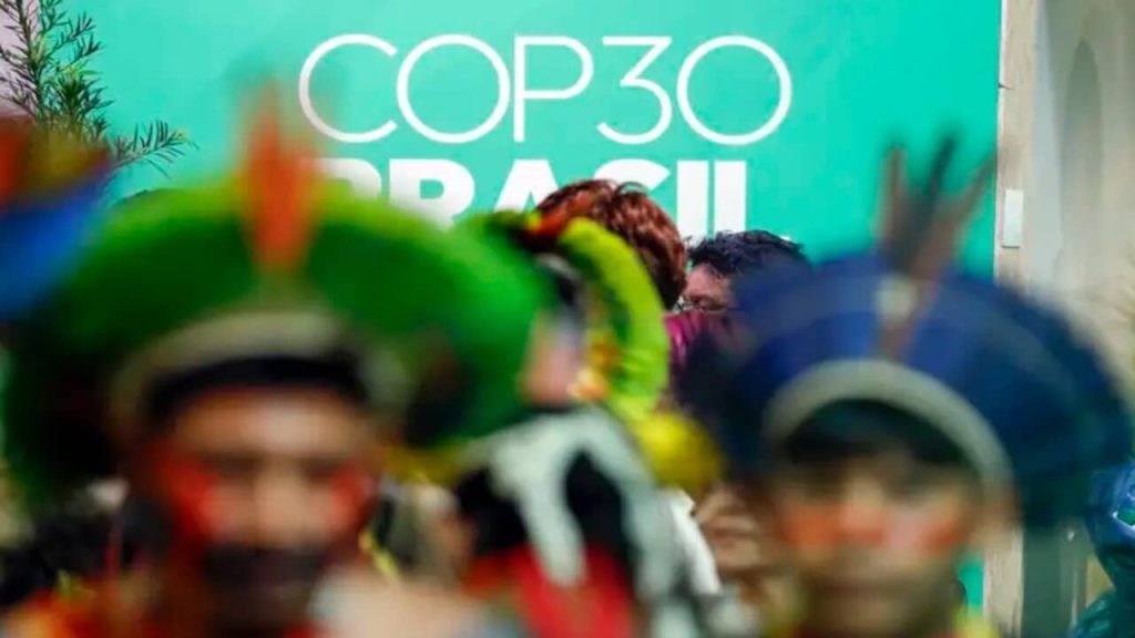 Tensão aumenta na COP 30 com indígenas bloqueando a entrada em novo protesto.