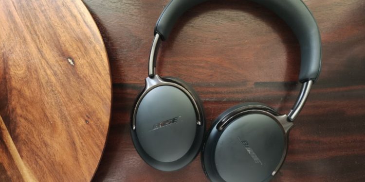 Auscultadores Bose QuietComfort Ultra 2 em preto sobre um fundo neutro.