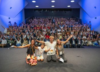 Alunos e professores em projeto Apps for Good Portugal, trabalhando em aplicações alinhadas com os Objetivos de Desenvolvimento Sustentável.