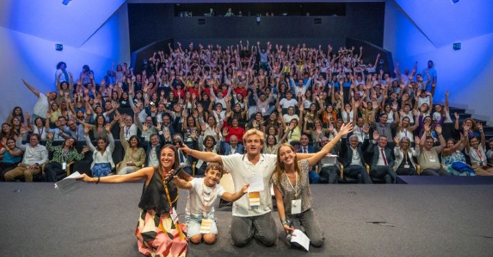 Alunos e professores em projeto Apps for Good Portugal, trabalhando em aplicações alinhadas com os Objetivos de Desenvolvimento Sustentável.