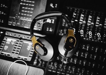 Auscultadores Austrian Audio Hi-X18 Gold edição limitada, com acabamento dourado subtil e design profissional da série Hi-X.