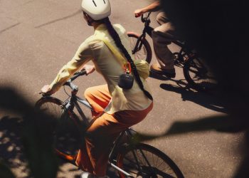 Nova Bose SoundLink Micro 2.ª geração em exterior, presa a mochila