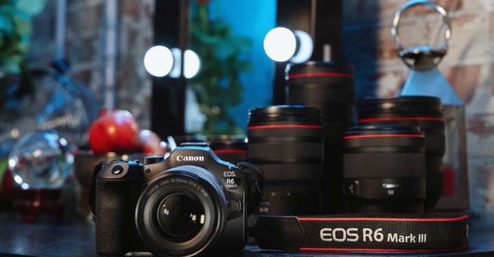 Canon EOS R6 Mark III com objetiva RF 45mm F1.2 STM montada, vista frontal e lateral.