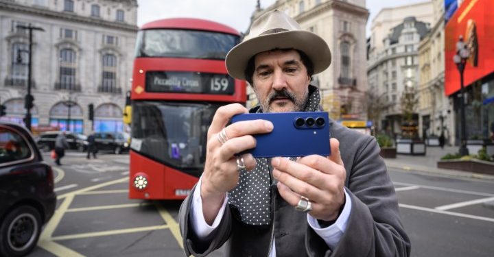 Samsung revela estudo: tiramos fotos a mais!!! 1 Fotógrafo Tom Craig demonstra a Edição Generativa da Galaxy AI nas ruas de Londres durante o Samsung One Shot Challenge.