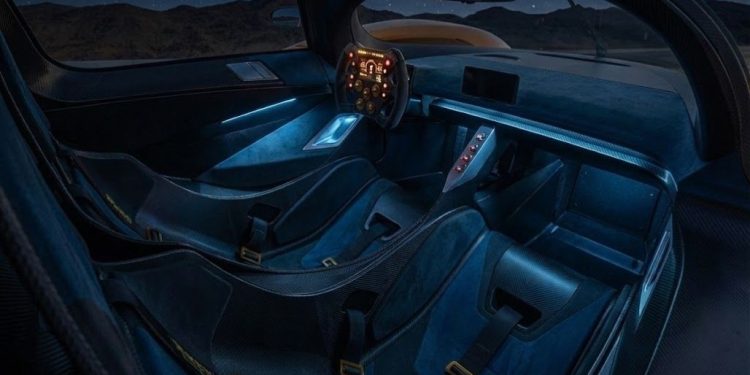 Interior do Adamastor Furia com design minimalista e foco no condutor
