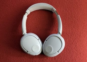 Auscultadores JLab JBuds Lux ANC em várias cores sobre fundo branco